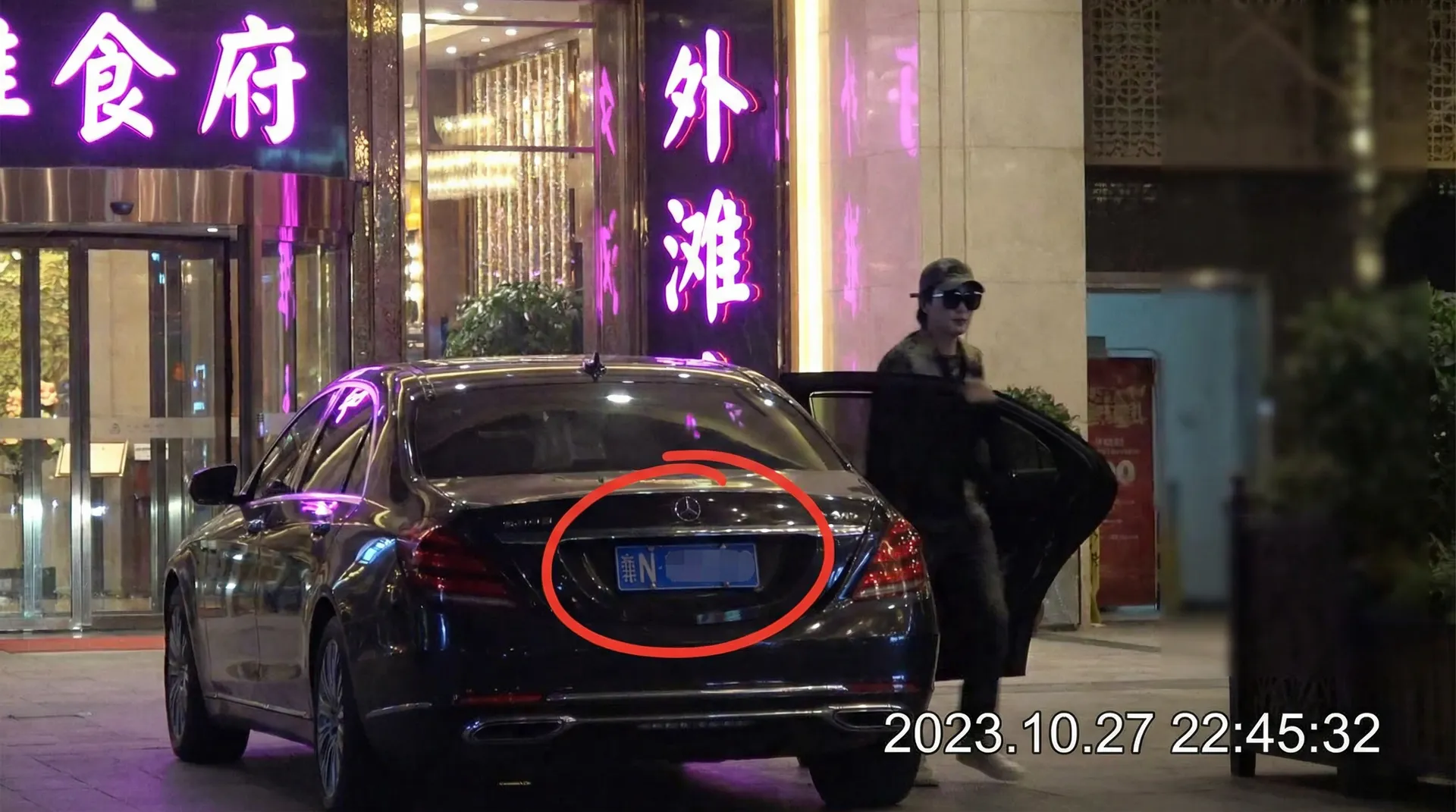 桃谷绘里香 - 豪车餐厅外被拍